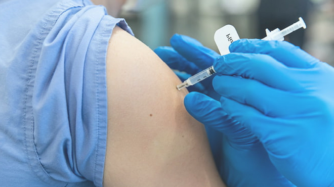 врач делает укол